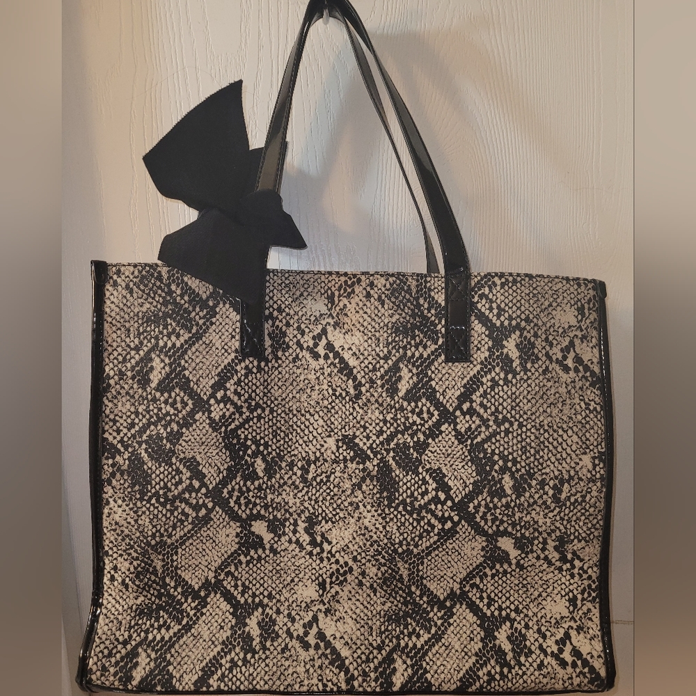 Gianni Bini snakeskin print tote